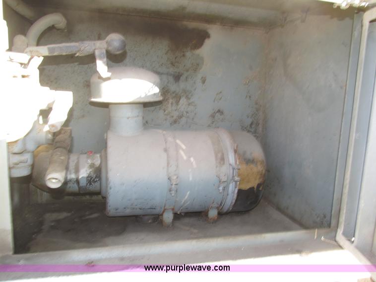 image for item H1031 1982 Ford C800 service truck