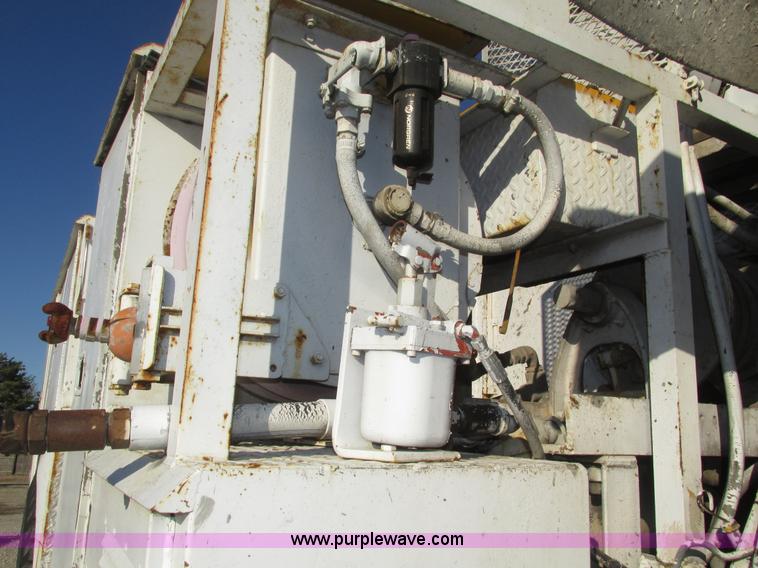 image for item H1031 1982 Ford C800 service truck