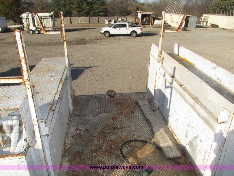 image for item H1031 1982 Ford C800 service truck