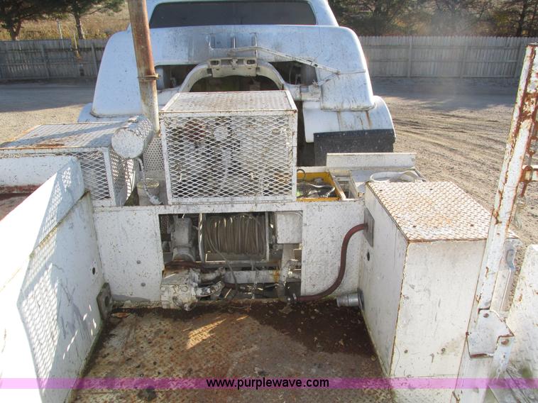 image for item H1031 1982 Ford C800 service truck