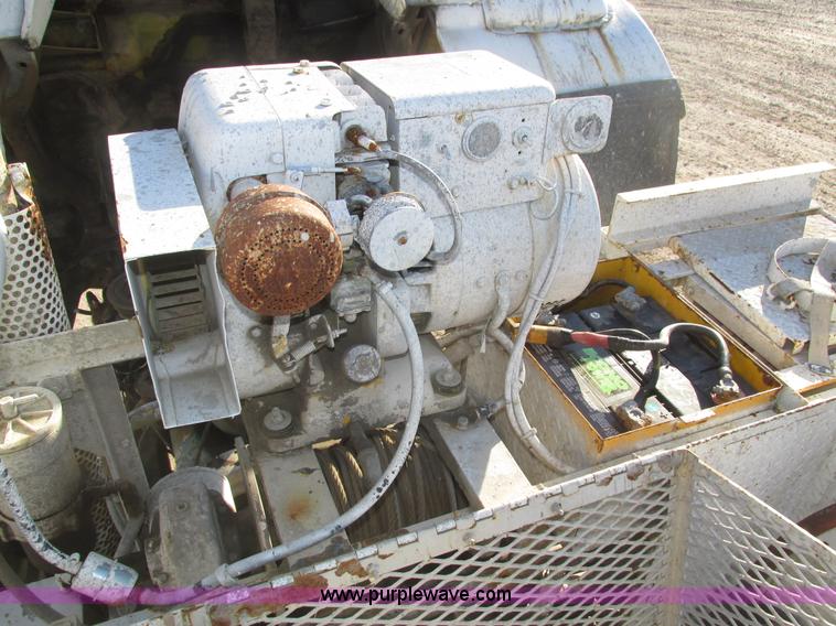 image for item H1031 1982 Ford C800 service truck