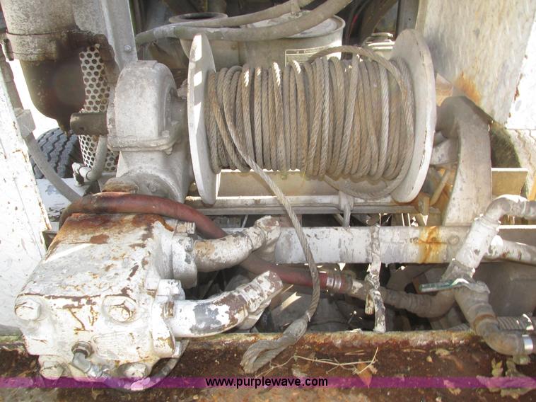 image for item H1031 1982 Ford C800 service truck