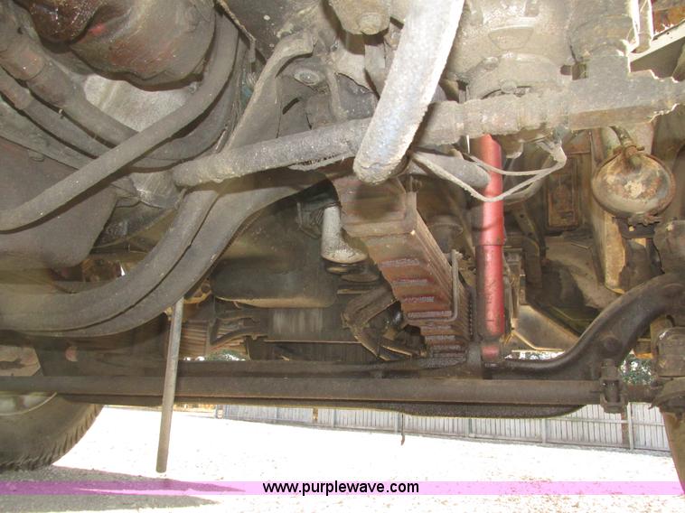 image for item H1031 1982 Ford C800 service truck