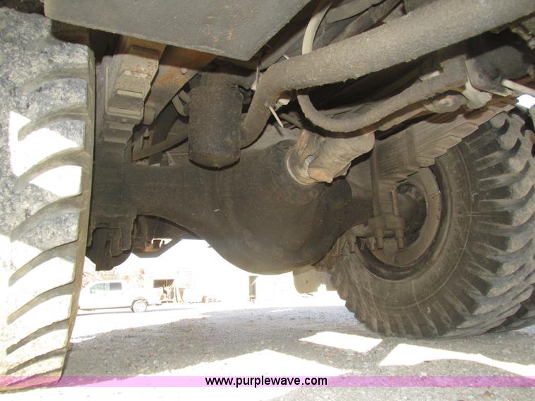 image for item H1031 1982 Ford C800 service truck