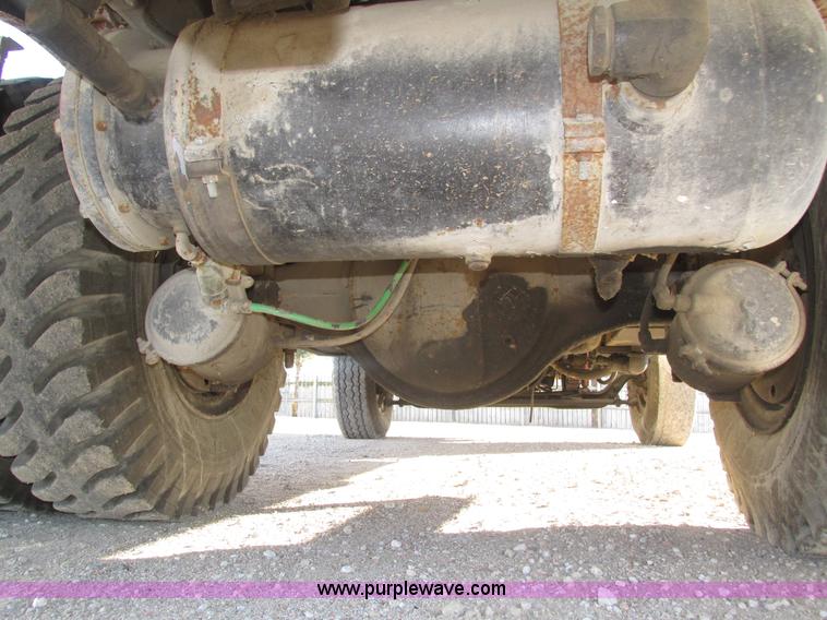 image for item H1031 1982 Ford C800 service truck