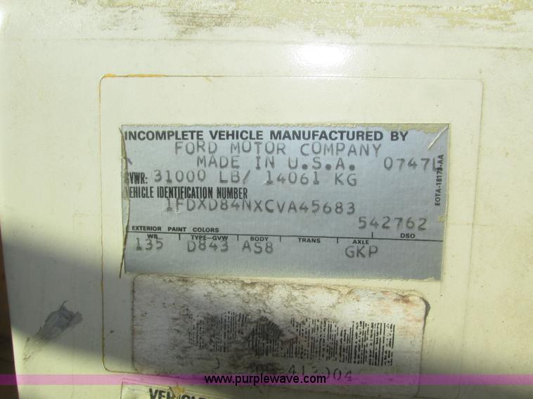 image for item H1031 1982 Ford C800 service truck