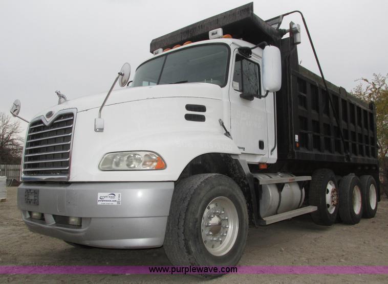 image for item H1053 2001 Mack Vision CX613 dump truck
