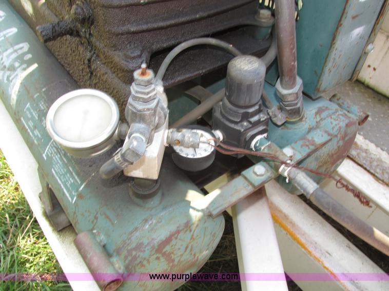 image for item H1217 1987 Fleming fuel trailer