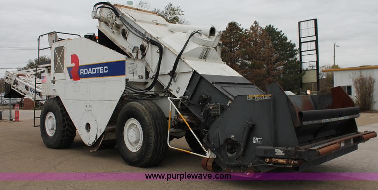 image for item H8076 2000 Roadtec SB-2500B shuttle buggy material transfer vehicle