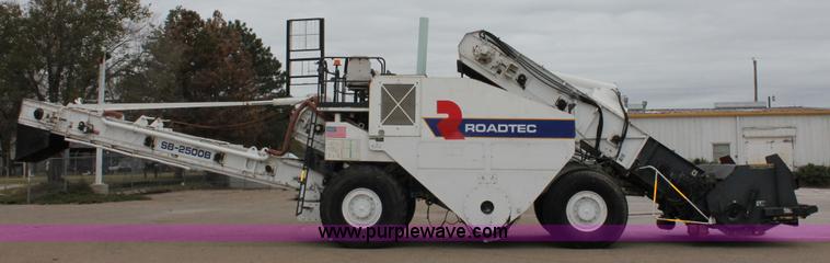 image for item H8076 2000 Roadtec SB-2500B shuttle buggy material transfer vehicle