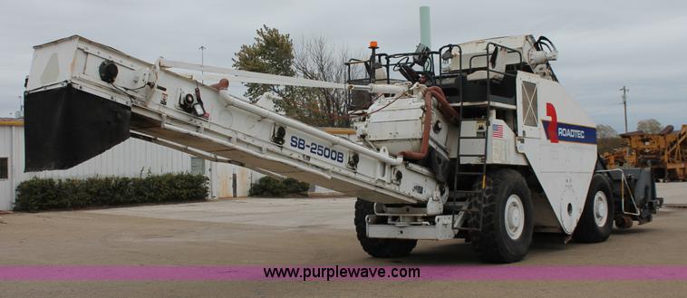 image for item H8076 2000 Roadtec SB-2500B shuttle buggy material transfer vehicle