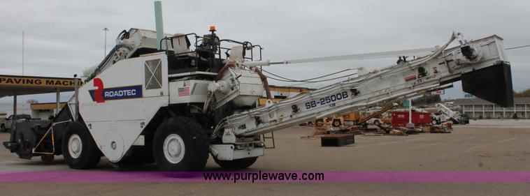 image for item H8076 2000 Roadtec SB-2500B shuttle buggy material transfer vehicle