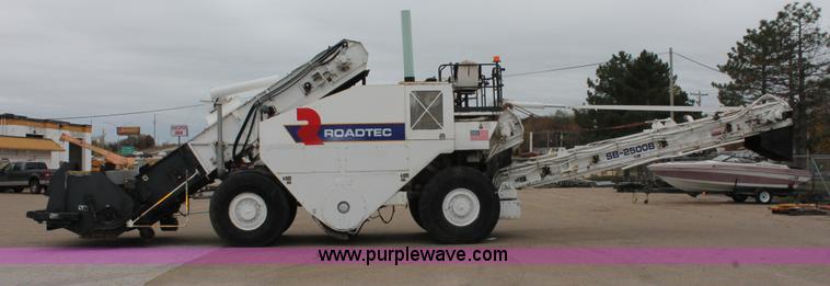 image for item H8076 2000 Roadtec SB-2500B shuttle buggy material transfer vehicle