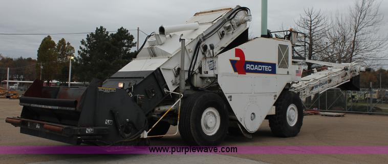 image for item H8076 2000 Roadtec SB-2500B shuttle buggy material transfer vehicle