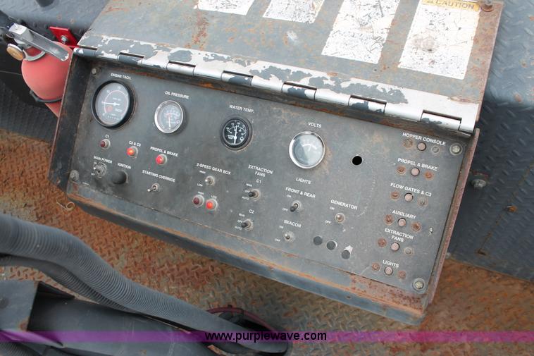 image for item H8076 2000 Roadtec SB-2500B shuttle buggy material transfer vehicle