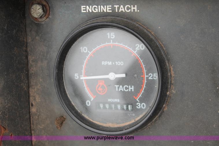 image for item H8076 2000 Roadtec SB-2500B shuttle buggy material transfer vehicle