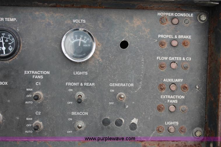 image for item H8076 2000 Roadtec SB-2500B shuttle buggy material transfer vehicle