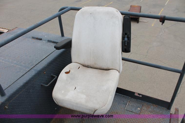 image for item H8076 2000 Roadtec SB-2500B shuttle buggy material transfer vehicle