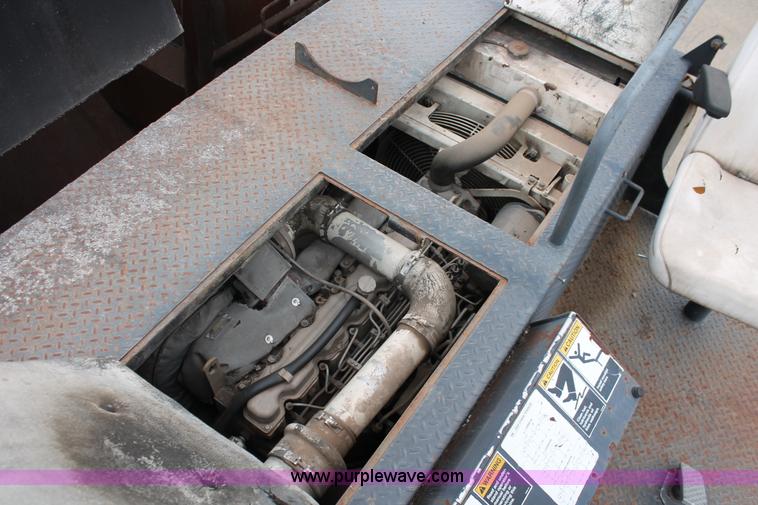 image for item H8076 2000 Roadtec SB-2500B shuttle buggy material transfer vehicle