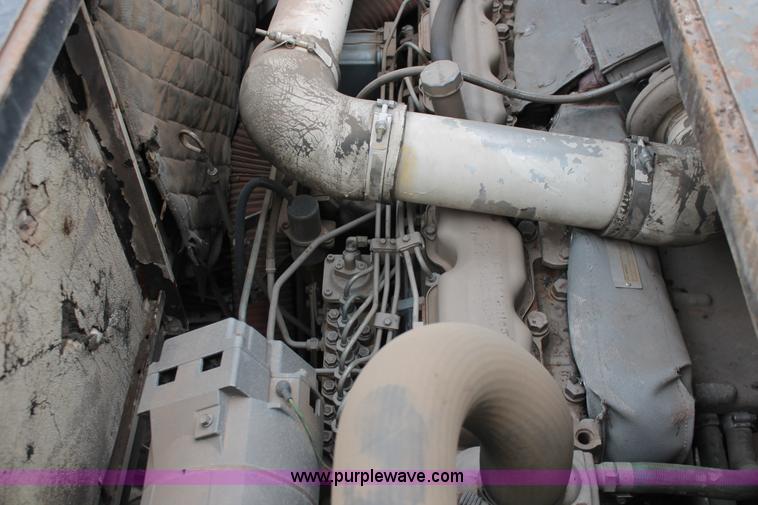 image for item H8076 2000 Roadtec SB-2500B shuttle buggy material transfer vehicle