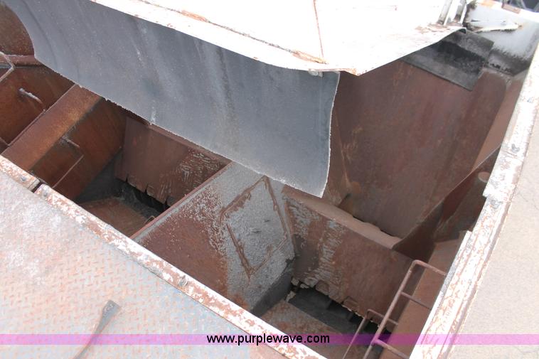 image for item H8076 2000 Roadtec SB-2500B shuttle buggy material transfer vehicle