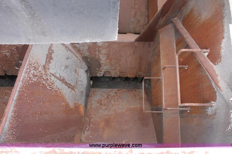 image for item H8076 2000 Roadtec SB-2500B shuttle buggy material transfer vehicle