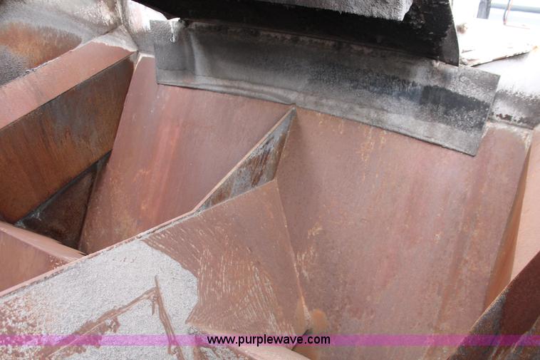 image for item H8076 2000 Roadtec SB-2500B shuttle buggy material transfer vehicle