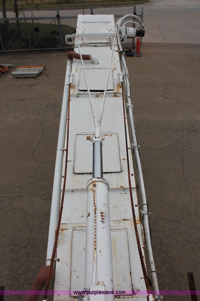 image for item H8076 2000 Roadtec SB-2500B shuttle buggy material transfer vehicle