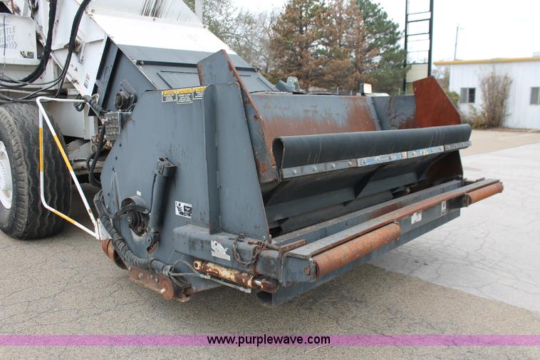 image for item H8076 2000 Roadtec SB-2500B shuttle buggy material transfer vehicle