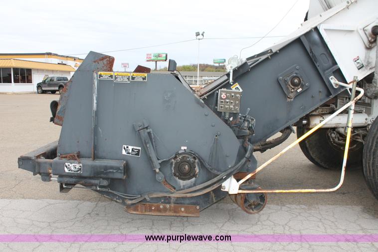 image for item H8076 2000 Roadtec SB-2500B shuttle buggy material transfer vehicle