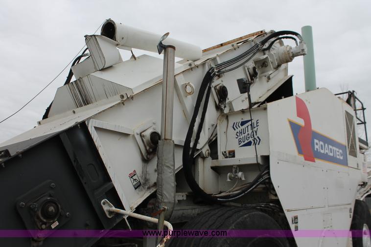 image for item H8076 2000 Roadtec SB-2500B shuttle buggy material transfer vehicle