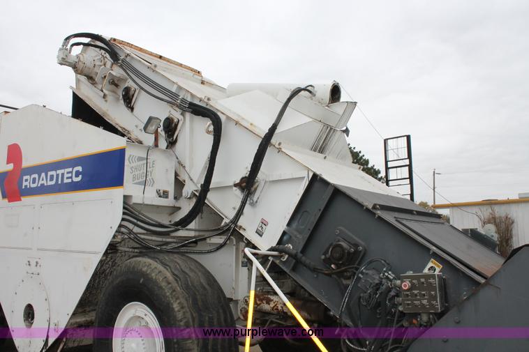 image for item H8076 2000 Roadtec SB-2500B shuttle buggy material transfer vehicle