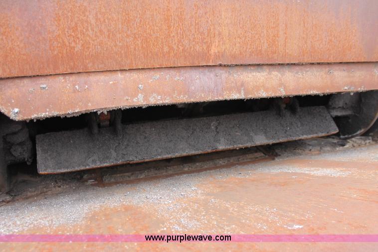 image for item H8076 2000 Roadtec SB-2500B shuttle buggy material transfer vehicle