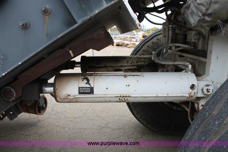 image for item H8076 2000 Roadtec SB-2500B shuttle buggy material transfer vehicle