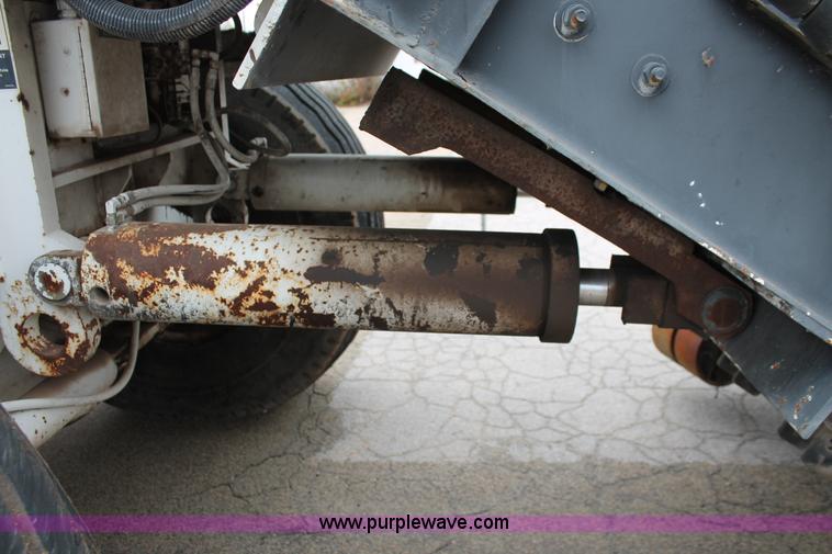 image for item H8076 2000 Roadtec SB-2500B shuttle buggy material transfer vehicle