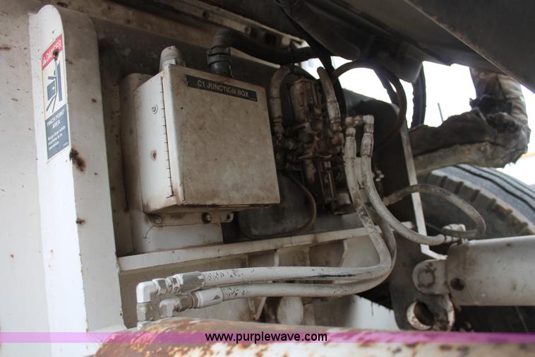 image for item H8076 2000 Roadtec SB-2500B shuttle buggy material transfer vehicle