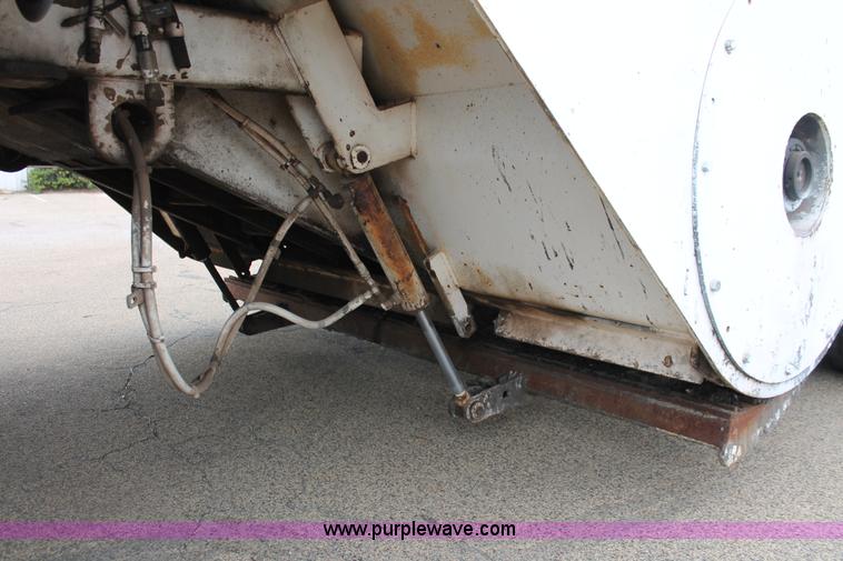 image for item H8076 2000 Roadtec SB-2500B shuttle buggy material transfer vehicle