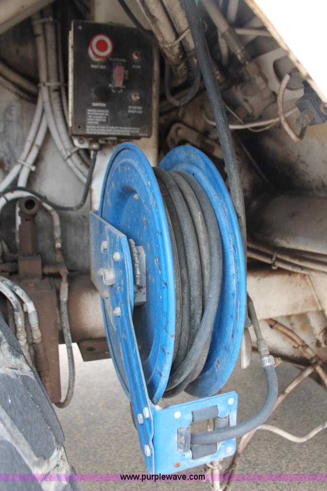 image for item H8076 2000 Roadtec SB-2500B shuttle buggy material transfer vehicle