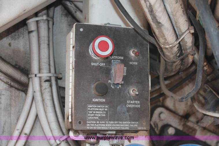 image for item H8076 2000 Roadtec SB-2500B shuttle buggy material transfer vehicle