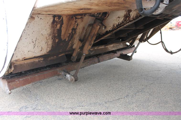 image for item H8076 2000 Roadtec SB-2500B shuttle buggy material transfer vehicle