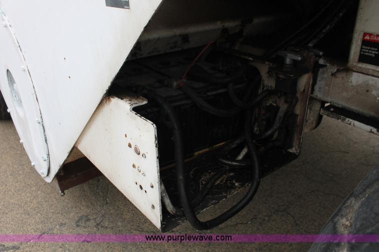 image for item H8076 2000 Roadtec SB-2500B shuttle buggy material transfer vehicle