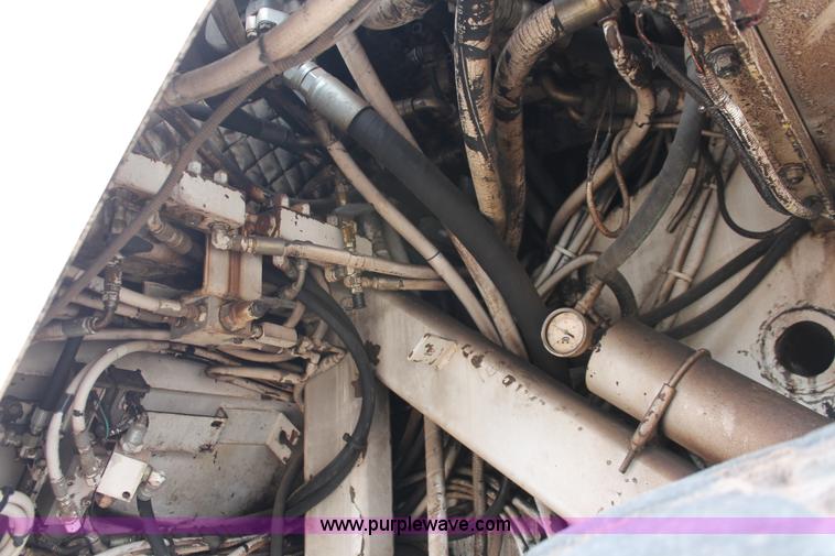 image for item H8076 2000 Roadtec SB-2500B shuttle buggy material transfer vehicle