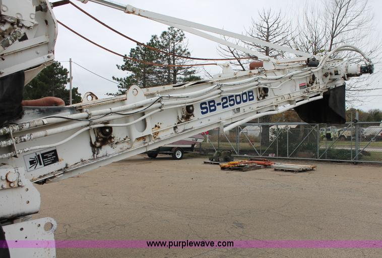 image for item H8076 2000 Roadtec SB-2500B shuttle buggy material transfer vehicle