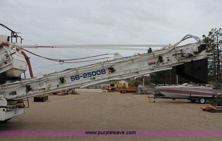 image for item H8076 2000 Roadtec SB-2500B shuttle buggy material transfer vehicle