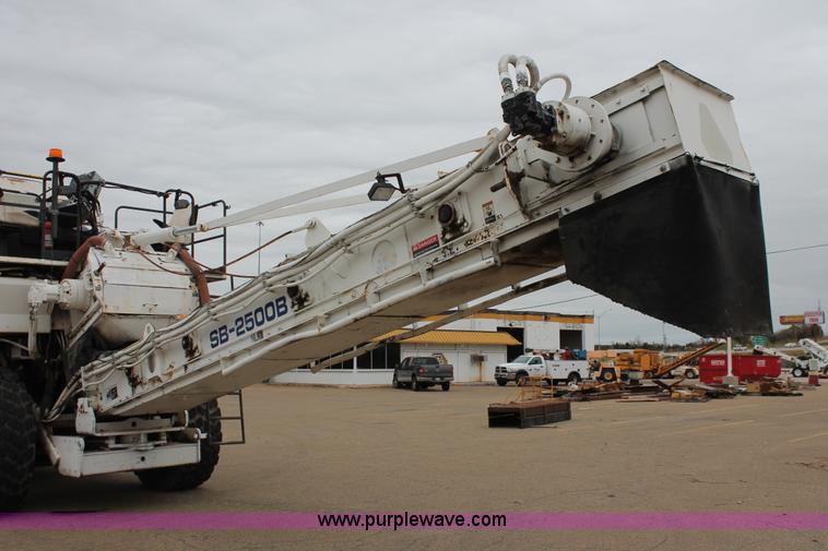 image for item H8076 2000 Roadtec SB-2500B shuttle buggy material transfer vehicle