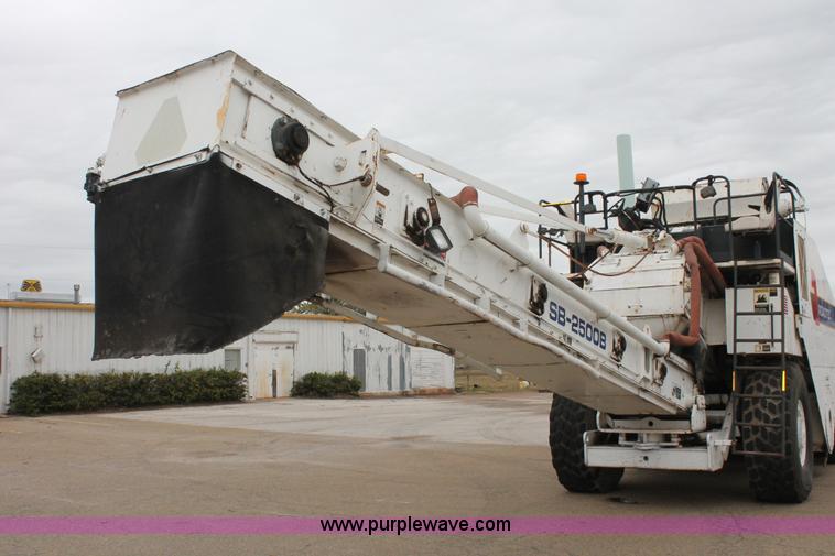 image for item H8076 2000 Roadtec SB-2500B shuttle buggy material transfer vehicle