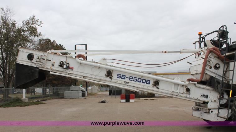 image for item H8076 2000 Roadtec SB-2500B shuttle buggy material transfer vehicle