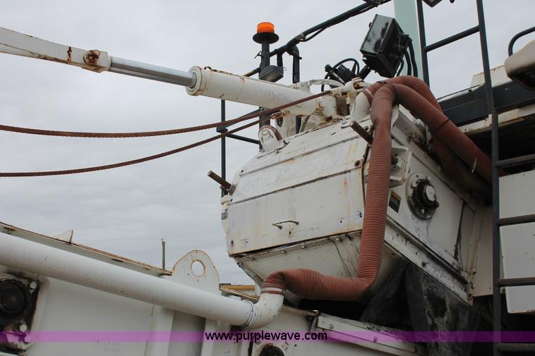 image for item H8076 2000 Roadtec SB-2500B shuttle buggy material transfer vehicle