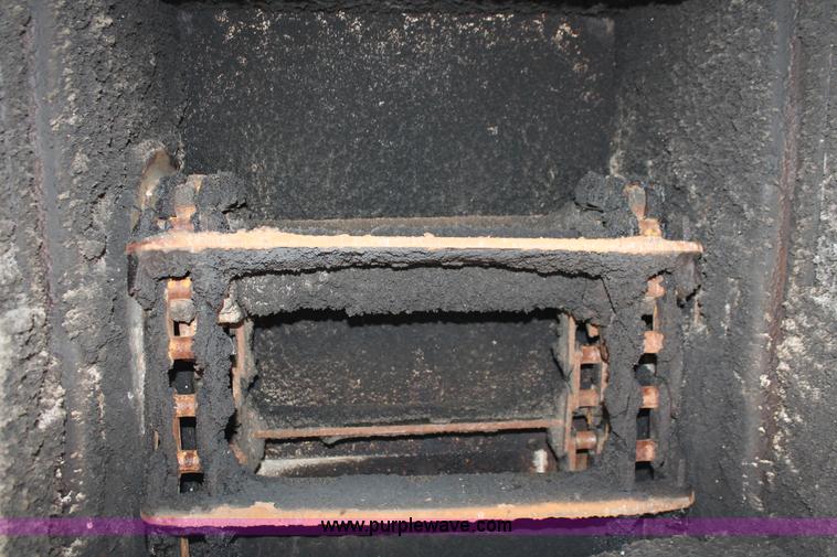 image for item H8076 2000 Roadtec SB-2500B shuttle buggy material transfer vehicle