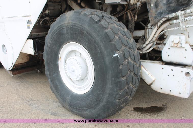 image for item H8076 2000 Roadtec SB-2500B shuttle buggy material transfer vehicle